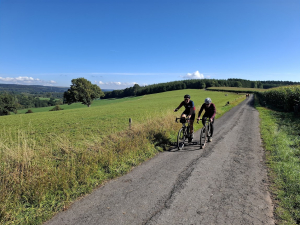 Twee fietsers in het veld